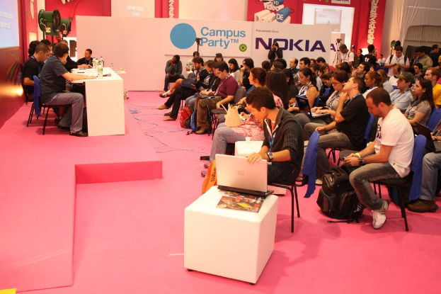 Kyle Cooke macht schockierende Verabredung bei Cannes Lions 'Virtual Reali-Tea'-Live-Podcast-Aufnahme