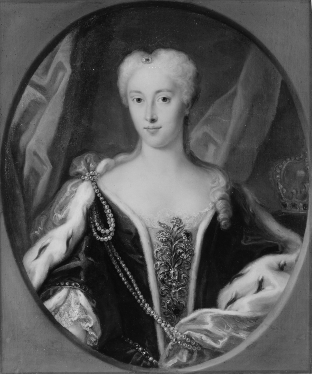 Schwarzes und weißes Porträt einer Frau in einem prunkvollen Kleid mit feinen Details, hochgestecktes Haar, zarte Gesichtszüge und einen würdevollen Ausdruck, vermutlich Königin Elizabeth I. von England.