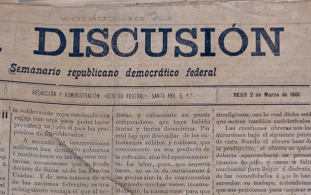 Gelblicher Zeitungsartikel mit "Diskussion" in schwarzer Schrift, Überschrift "Semanario Repúblicano Democrático Federal", leicht zerknittert.