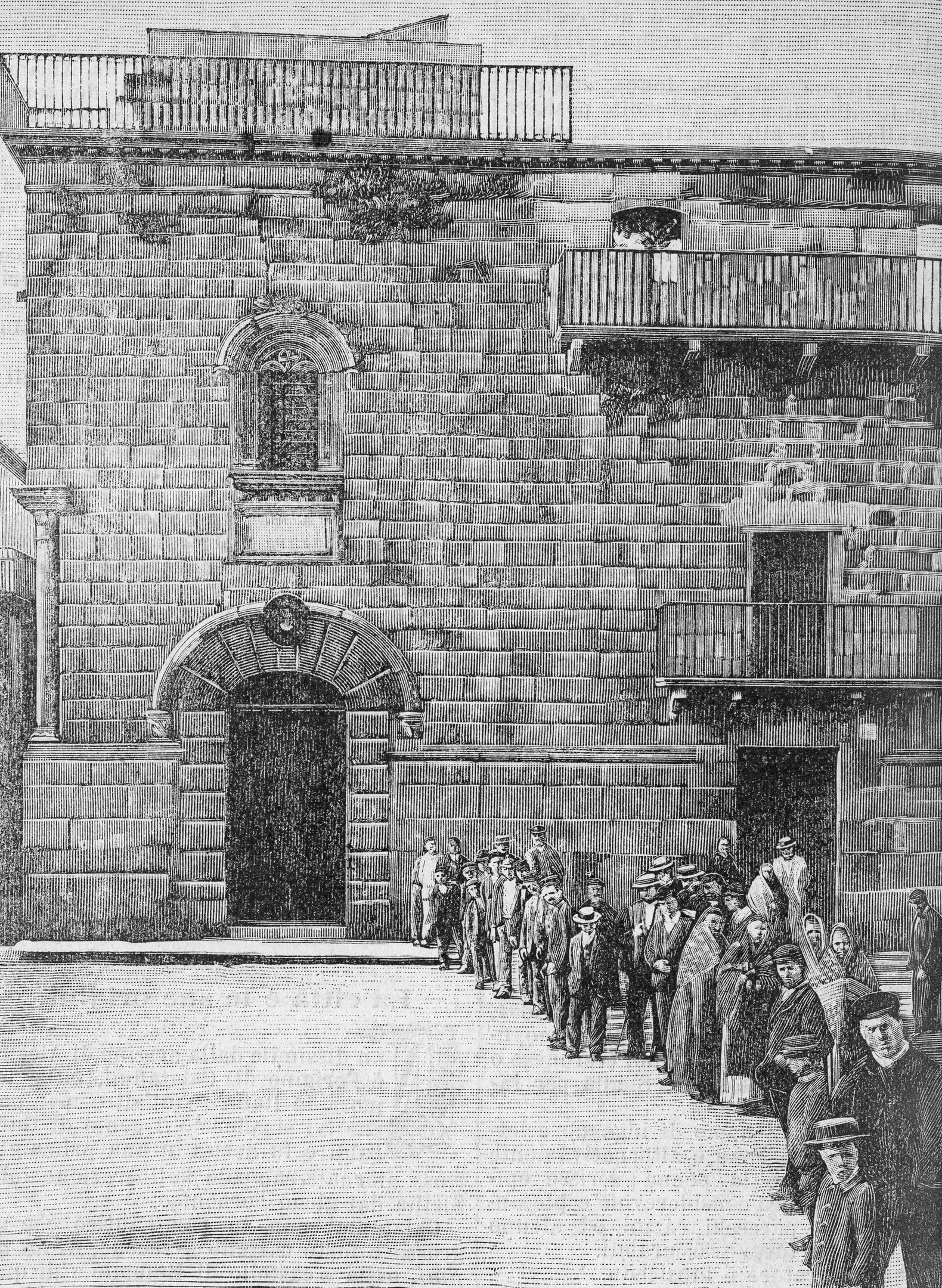 Schwarzes und weißes Foto einer Gruppe von Menschen, die vor einem Gebäude mit Fenstern, Geländern und einer Tür stehen, mit Text unten: "Jüdische Gefangene am Eingang zur Synagoge in Jerusalem."