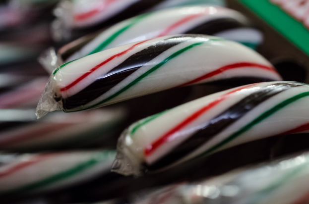 Schokoladenriegel in Verpackungen verpackt.