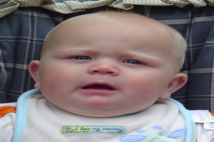 Ein Baby sitzt in einem Einkaufswagen.