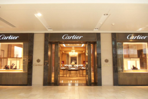 Ein Hotel mit einer Glastür und einem Tisch in der Mitte des Raums.