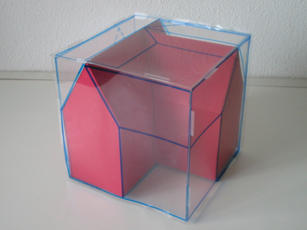 Ein pinker und blauer Wahlkasten mit offenem Deckel auf einem weißen Tisch