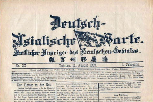 Schwarz-weißes Bild einer alten deutschen Zeitung mit deutscher Flagge und Text.