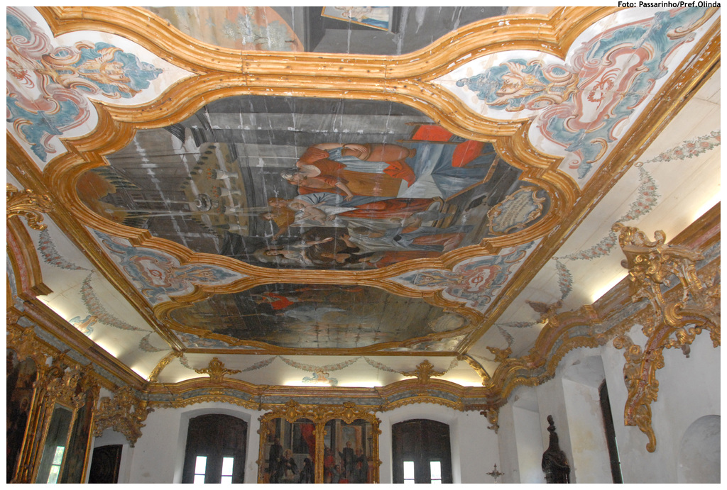 Das Bild zeigt architektonische Zeichnungen eines Daches und der rechten Seitenwände eines Gebäudes.