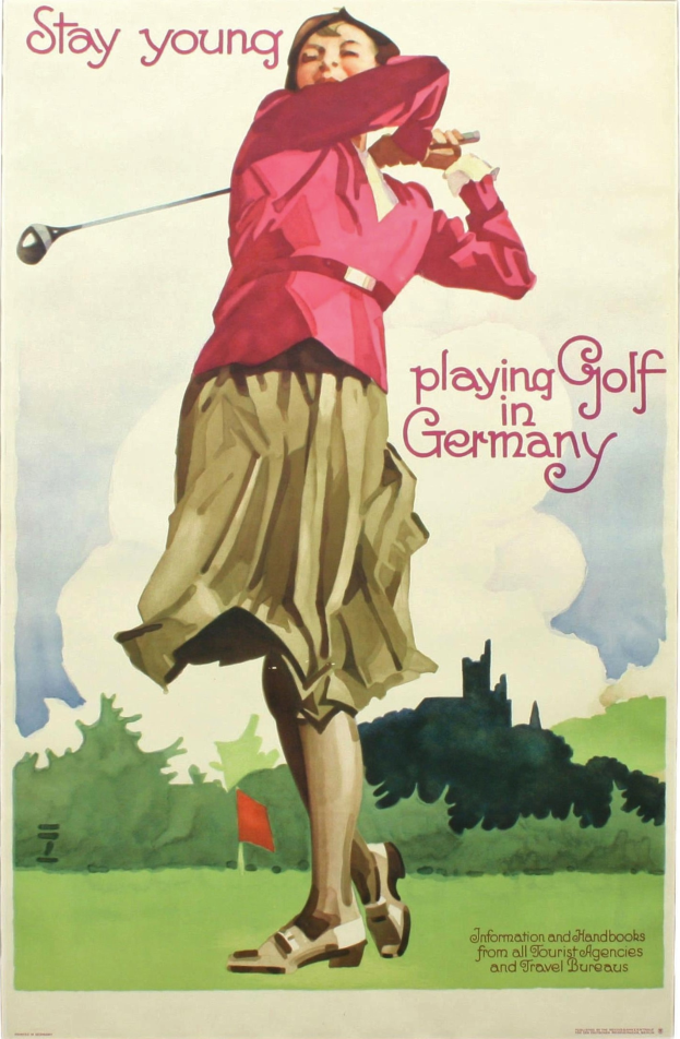 Eine Frau steht mit einem Golfschläger auf einem Golfplatz in Deutschland, mit einer Fahne und Bäumen im Hintergrund, und Text auf dem Plakat, der wahrscheinlich den Kurs beschreibt.