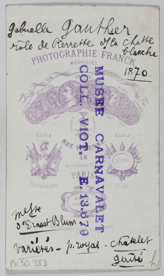 Ein alter Pass mit einem violetten Stempel, enthaltend Text und Bilder.