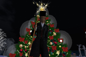 Eine Statue eines Mannes steht vor einem Weihnachtsbaum, mit zwei Spielzeugen auf der rechten Seite und sichtbaren Bearbeitungen im Bild.