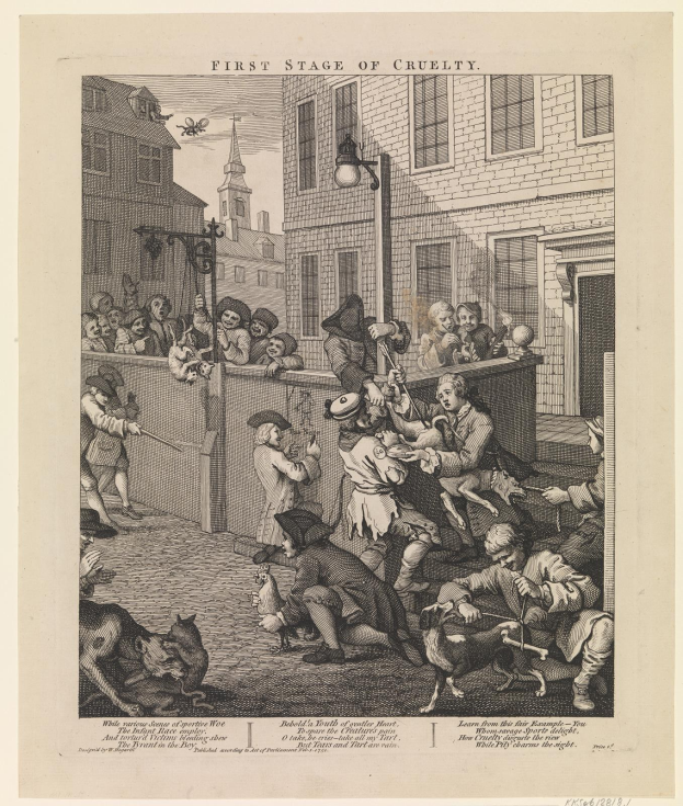 Eine Gruppe von Menschen und Tieren versammelt sich vor einem Gebäude mit Fenstern, einem Laternenmast und einem Himmel im Hintergrund, mit Text am unteren Rand, der "Erste Stufe der Grausamkeit" lautet.