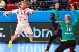 Eine Gruppe von Männern spielt Handball auf einem Platz, mit einem Ball in der Mitte der Aktion und Zuschauern im Hintergrund bei der Futsal-Weltmeisterschaft 2019, die Bayern München gegen Paris Saint-Germain schaut.