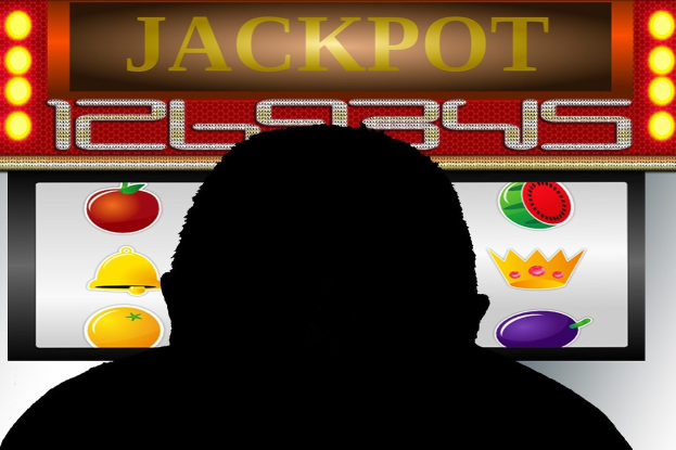 Ein Mann, der an einem Online-Slot-Machine-Spiel mit der Anzeige 'Jackpot' spielt, umgeben von einem Spielbrett mit Text und Fruchtbildern.