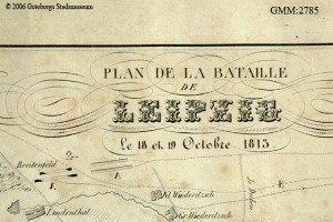 Ein detailliertes altes Schlachtplan von der Völkerschlacht bei Leipzig, das verschiedene Schlachten zeigt und mit Texten über das Datum, die Uhrzeit und den Ort annotiert ist.