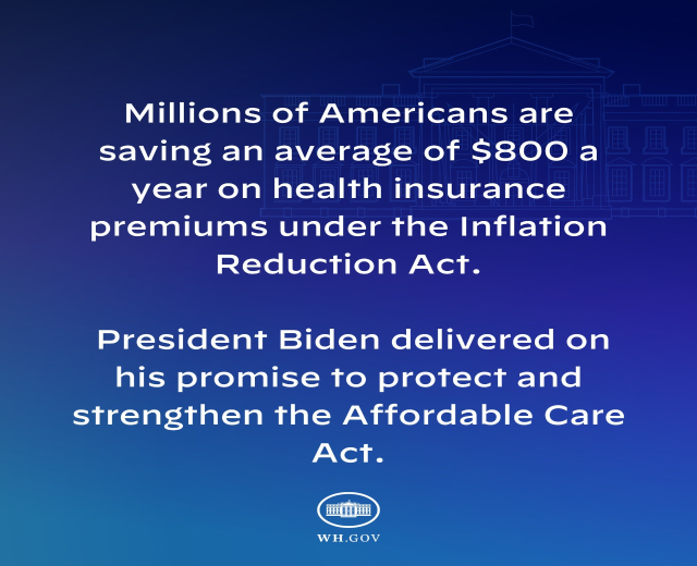 Blauer Hintergrund mit weißer Schrift, die besagt: "Millionen von Amerikanern sparen durchschnittlich 800 USD im Jahr auf ihre Krankenversicherungsprämien thanks to the Inflation Reduction Act" und ein Logo in der Mitte.