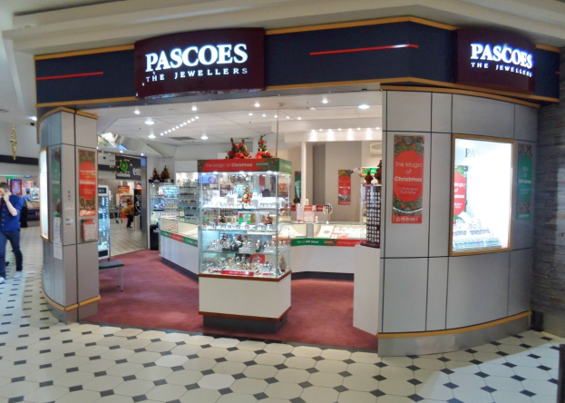 Ein Juweliergeschäft von Pascoe's in einem Einkaufszentrum, mit Menschen in der Nähe und Deckenbeleuchtung.