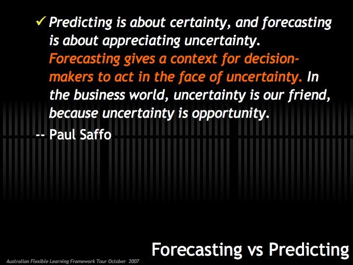 Schwarzer Hintergrund mit weißer Schrift, die "Forecasting vs Predicting: Predicting is about certainty, and forecasting is about appreciating uncertainty." angibt