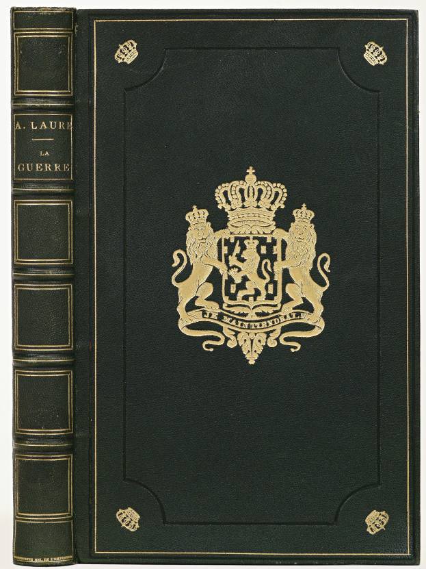 Schwarzes Buch mit einer goldenen Krone darauf, Gesetzbuchdeckel mit Text und Logo, weißer Hintergrund.