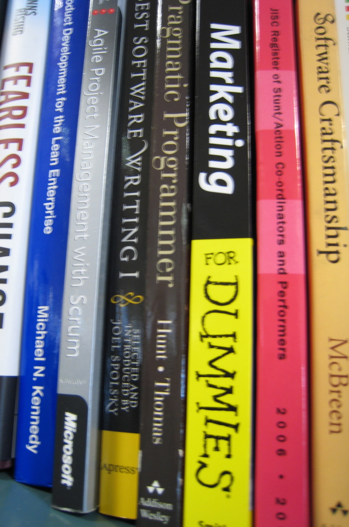 Eine kleine Sammlung von Büchern wird gezeigt.