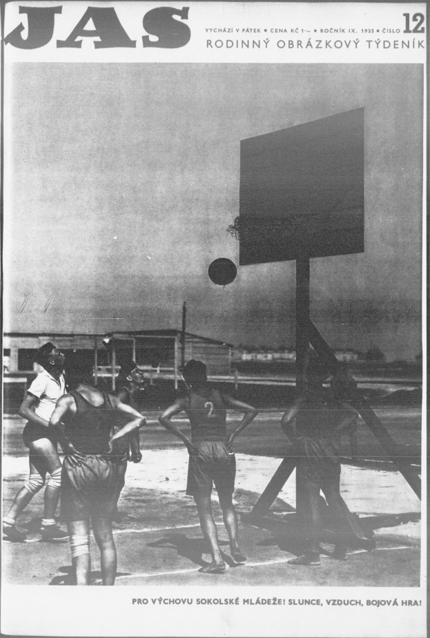 Schwarzes und weißes Foto einer Gruppe, die Basketball auf einem Court mit Netz und entfernten Gebäude spielt, aus *Jas Magazine*, Vol 12, No 12, 1955.