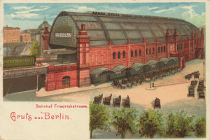 Eine alte Postkarte, die einen Bahnhof in Berlin, Deutschland, mit einem Gebäude, Bäumen, Karren, Menschen, einer Brücke und einem bewölkten Himmel zeigt, mit Text am unteren Rand.