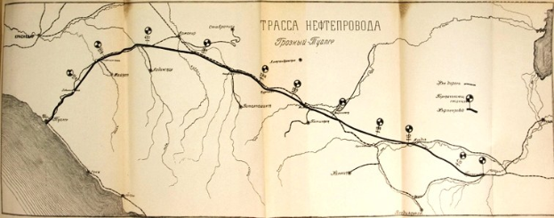 Offenes Buch mit einer detaillierten Karte, die Straßen, Autobahnen und Text mit Informationen über Städte, Ortschaften und Sehenswürdigkeiten entlang der Route zeigt.