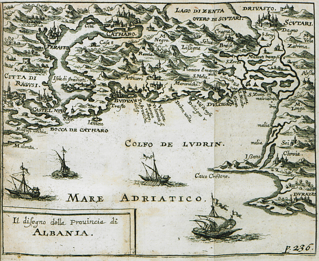 Eine alte Karte des Mittelmeerraums mit Booten im Vordergrund und Text auf dem Papier.