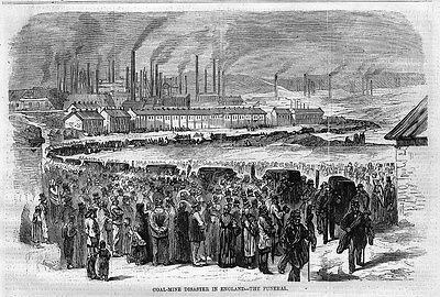 Schwarze und weiße Zeichnung von Menschen vor einer Fabrik mit Häusern und Rauch aus Schornsteinen, unten mit 'Kohlebergbau-Katastrophe in England das Ende' beschriftet.