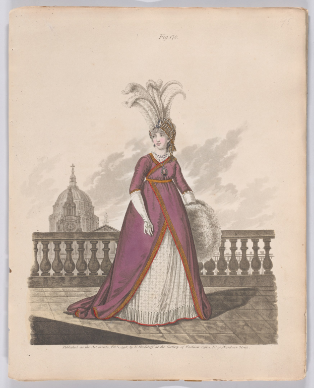 Frau in einem lilafarbenen und weißen Kleid mit einem Federkopfschmuck, die an einem Geländer steht, mit einem Gebäude und Wolken im Hintergrund, beschriftet mit 'Mode von New York, New York Street, 1790.'