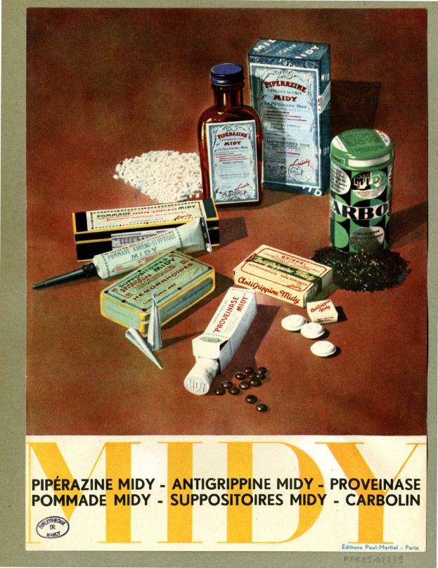 Ein Plakat, das verschiedene Medikamente wie Flaschen, Schachteln und andere Gegenstände zeigt, die auf einem Tisch angeordnet sind, mit dem Text "Piperazine Midy - Antigripine Midy Provence" unten.
