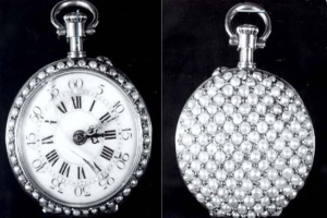 Eine silberne Taschenuhr mit eingearbeiteten Diamanten, die ein rundes Zifferblatt mit römischen Zahlen auf einem schwarzen Hintergrund zeigt.