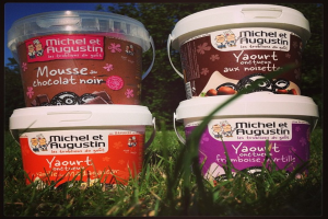 Mehrere Eimer, die übereinander gestapelt sind, auf einer grasigen Fläche mit Bäumen im Hintergrund und einem Teil des Himmels sichtbar in der linken oberen Ecke.