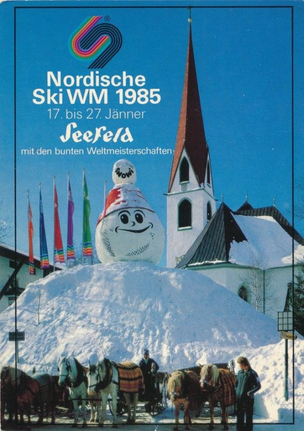 Plakat für die Nordischen Skiweltmeisterschaften 1985 in Seefeld, Schweiz, das eine schneebedeckte Landschaft mit Skifahrern, Pferden, Fahnen, Gebäuden, Bäumen und Text zeigt.