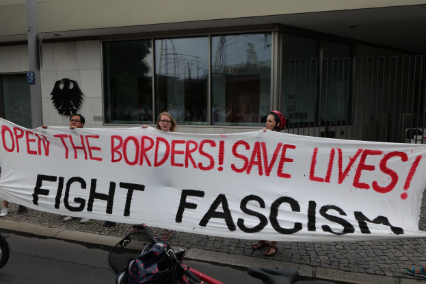 Unerwartete Protestaktion gegen AfD-Informationsstand in Kirchhain