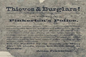 Ein Plakat mit fetter schwarzer Schrift, die "Thieves & Burglars Pinkerton's Police" lautet, auf einem weißen Hintergrund, eingerahmt von einem schmalen schwarzen Rand.