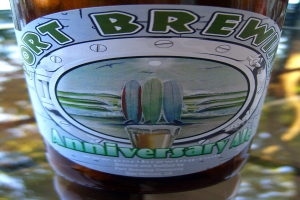 Eine Flasche Port Brewing Marke steht auf einem Tisch.