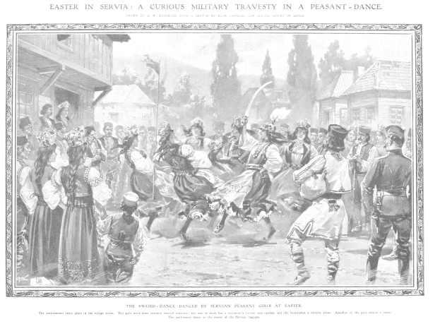 Schwarz-weißes Bild einer Gruppe von Menschen, die vor einem Publikum tanzen, mit Häusern und Bäumen im Hintergrund und einem Text unten, der "Ostersonntag in Servia: Eine kuriose militärische Travestie in einem Bauerntanz" lautet.