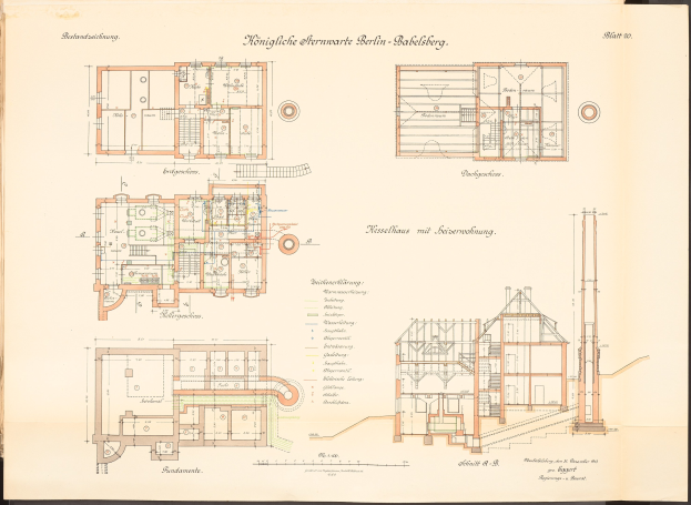 Altes Buch mit detaillierten Architekturplänen und Text, das eine Zeichnung des ursprünglichen Plans für das Königliche Hermwerk Berlin-Baklberg zeigt.