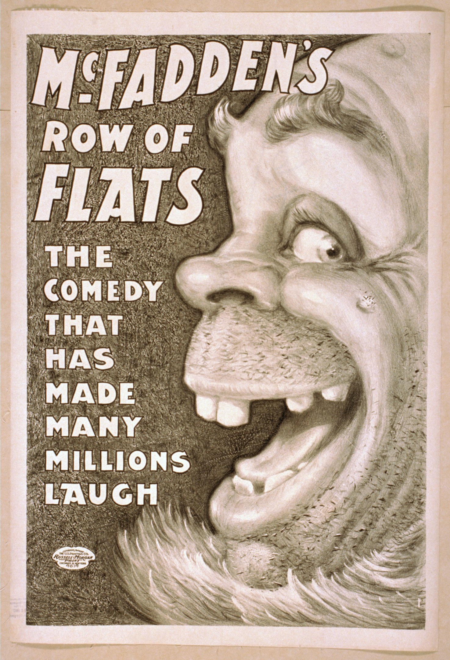 Plakat eines lachenden Menschen mit wilden Haaren, weit aufgerissenen Augen und einem breiten Grinsen, vor einem hellgelben Hintergrund, mit der Aufschrift "McFadden's Row of Flats: Die Comedy, die viele Millionen zum Lachen gebracht hat."