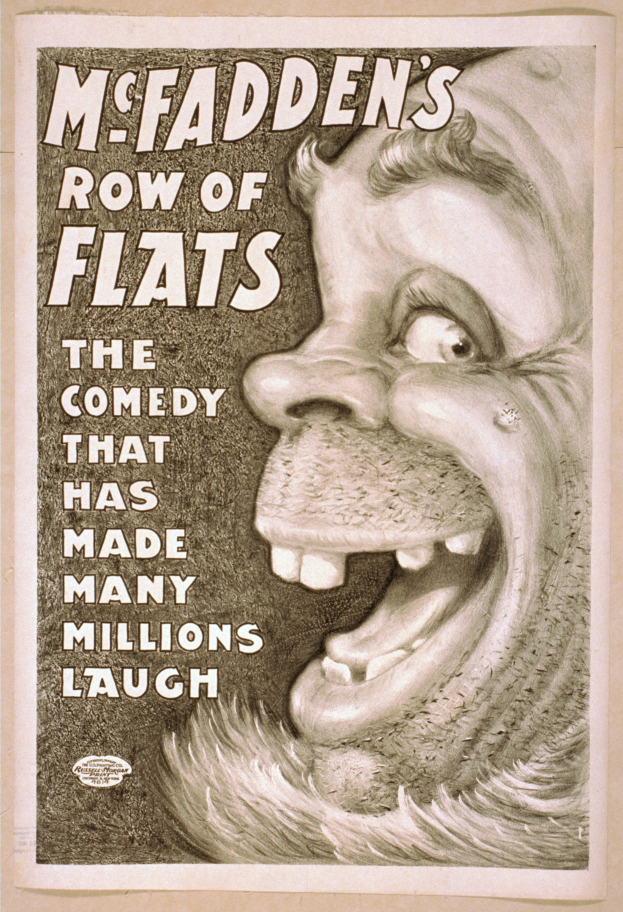 Plakat eines lachenden Menschen mit wilden Haaren, weit aufgerissenen Augen und einem breiten Grinsen, vor einem hellgelben Hintergrund, mit der Aufschrift "McFadden's Row of Flats: Die Comedy, die viele Millionen zum Lachen gebracht hat."