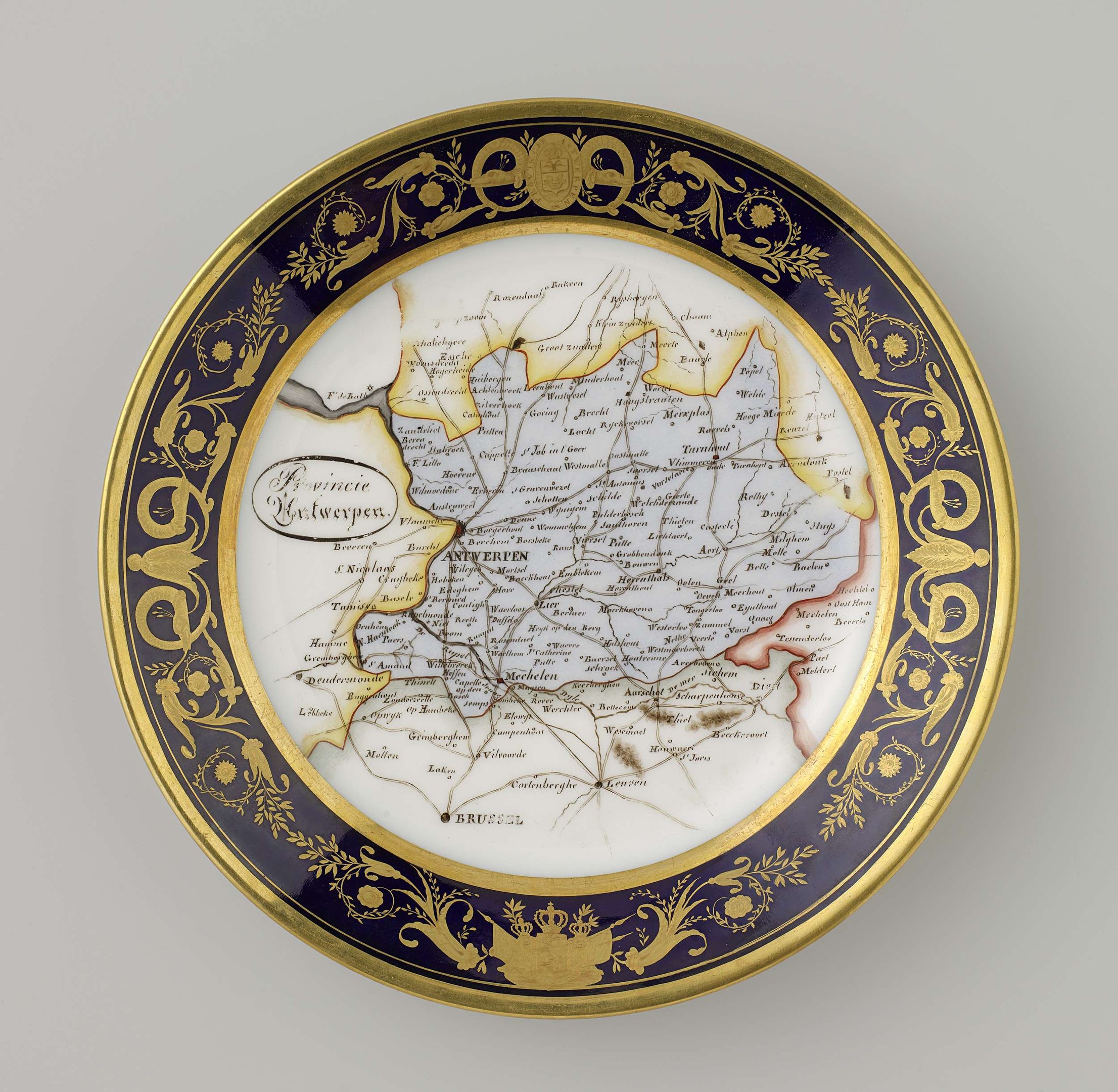 Ein dekorativer Teller mit einer detaillierten Karte Deutschlands, verziert mit kunstvollen Designs und Texten, vor einem weißen Hintergrund.