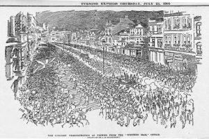 Schwarze und weiße Zeichnung einer Menge, die eine von Gebäuden gesäumte Straße entlanggeht, mit Text oben und unten, der 'Die Unionistendemonstration aus der Sicht des Western Mail Office' lautet.