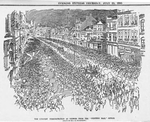 Schwarze und weiße Zeichnung einer Menge, die eine von Gebäuden gesäumte Straße entlanggeht, mit Text oben und unten, der 'Die Unionistendemonstration aus der Sicht des Western Mail Office' lautet.