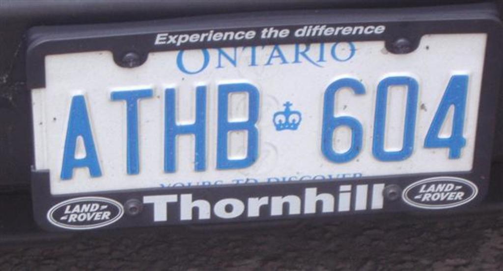 Ein Kfz-Kennzeichen mit der Aufschrift 'A THB 604'