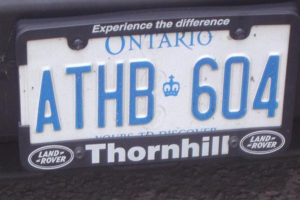 Ein Kfz-Kennzeichen mit der Aufschrift 'A THB 604'