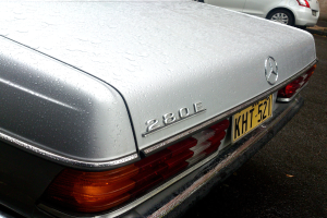 Ein Mercedes-Benz-Fahrzeug fährt auf der Straße neben einem anderen Fahrzeug her.