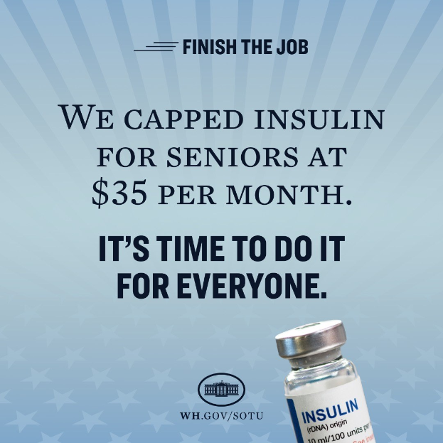 Ein Plakat zeigt ein Insulinfläschchen auf der rechten Seite mit dem Text "Wir haben Insulin für Senioren auf 35 Dollar pro Monat gedeckelt. Es ist an der Zeit, das für alle zu tun."