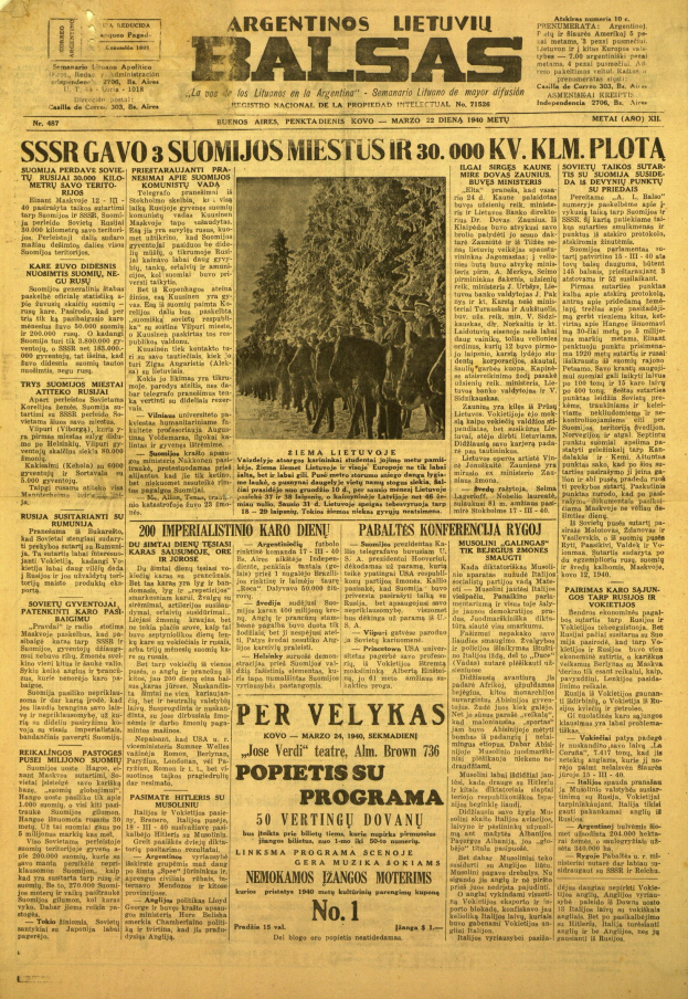 Altes gelbliches Zeitungsblatt mit einem Schwarz-Weiß-Foto von Menschen in traditioneller Kleidung im Freien in einer ländlichen Umgebung.