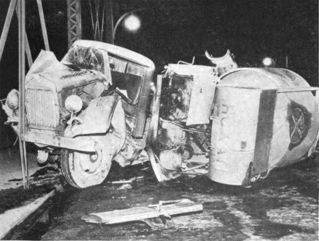 Schwarzes und weißes Foto eines umgekippten Autos am Straßenrand mit Metallstangen und einem Laternenmast im Hintergrund, beschriftet mit "1930er Jahre Autounfall" unten.