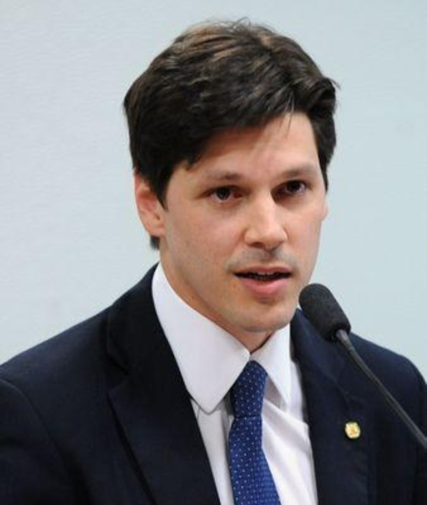 Ein Mann im Anzug spricht in ein Mikrofon, wahrscheinlich zu einem Regierungsgesetz, das den Internetgebrauch verbietet.