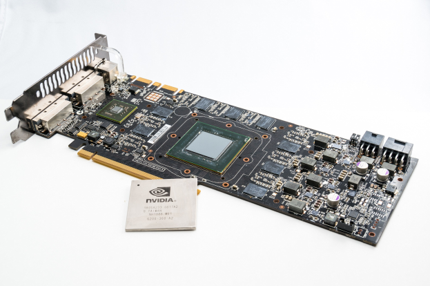 Nahaufnahme einer Computermotherboard mit einem Speicherchip, der mit Text beschriftet ist und auf einer weißen Oberfläche liegt.